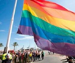 Izado de la bandera gay en un acto oficial en Cádiz en 2016... pero una sentencia ya aclaró que era ilegal - todo acto de una administración es acto oficial