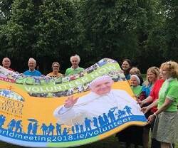 Voluntarios con logotipos del último Encuentro Mundial de las Familias, el de Dublín en 2018