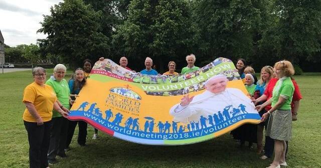 Voluntarios con logotipos del último Encuentro Mundial de las Familias, el de Dublín en 2018