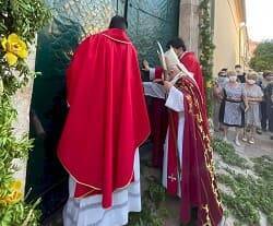 El cardenal Cañizares abriendo la puerta santa de Moncada / Archivalencia