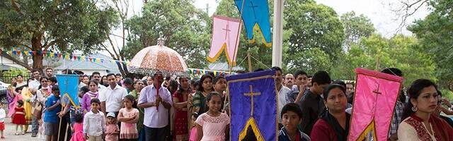 Una procesión de emigrantes católicos indios de rito siro-malabar