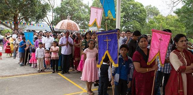 Una procesión de emigrantes católicos indios de rito siro-malabar