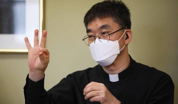 El padre Min Seo Park, sacerdote sordo