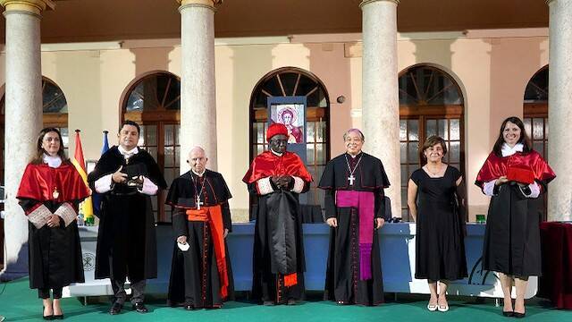 El cardenal Sarah, junto al cardenal Cañizares, el nuncio en España  y las autoridades académicas.