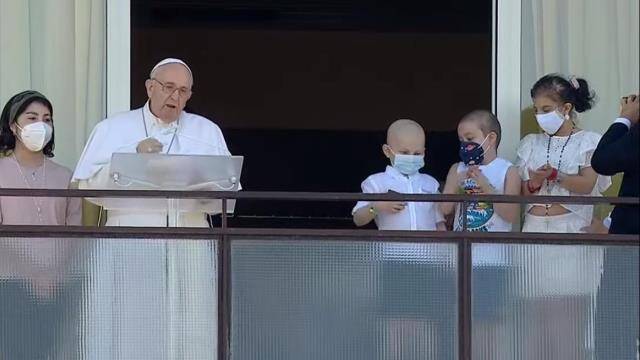 Papa Francisco con enfermos tras operación.