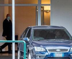El Papa Francisco deja el hospital Gemelli en su coche azul habitual en Roma tras 10 días hospitalizado