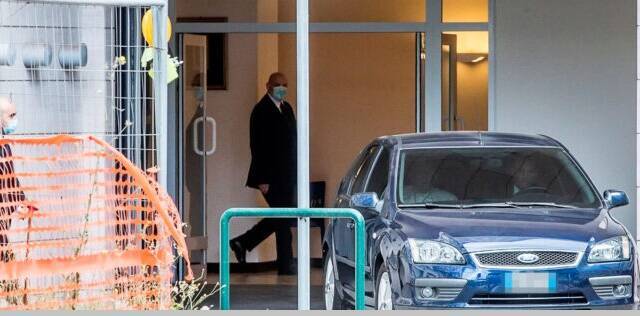 El Papa Francisco deja el hospital Gemelli en su coche azul habitual en Roma tras 10 días hospitalizado