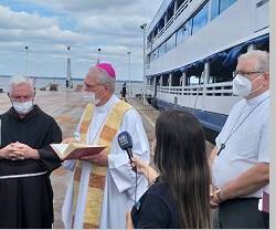 El arzobispo de la enorme diócesis amazónica de Manaos bendice el nuevo barco hospital