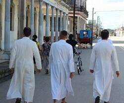 Los cuatro sacerdotes de la Comunidad de San Martín, siempre con sus hábitos de color claro, en Placetas, Cuba