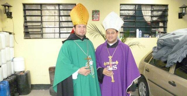Dos hispanoamericanos disfrazados de obispos en un garaje