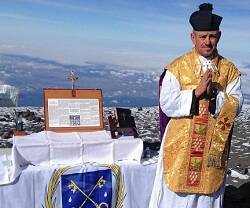 Antony Summich, sacerdote de la Fraternidad Sacerdotal de San Pedro, celebra la misa tradicional en el Kilimanjaro. a 6.000 m