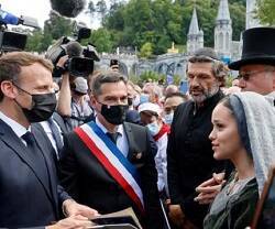 El presidente francés, Macron, con los actores del musical Bernadette en el santuario de Lourdes