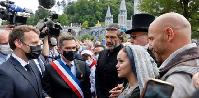 El presidente francés, Macron, con los actores del musical Bernadette en el santuario de Lourdes