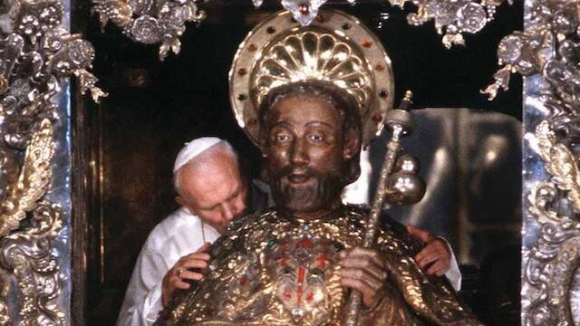 Juan Pablo II abraza al Apóstol Santiago.