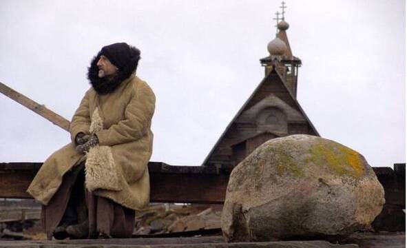 Pyotr Mamónov, como monje en la exitosa película de 2006 La Isla (Ostrov)