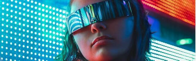 Neón, cromo reflectante, la noche y el cuerpo oculto tras la máquina... indicios de cultura cyberpunk - foto de Wilmer Martinez en Unsplash