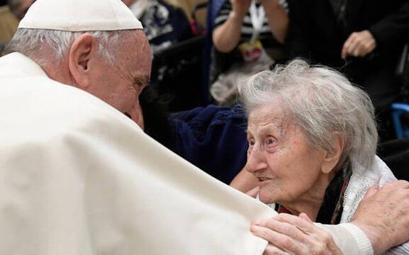 El Papa Francisco con una anciana