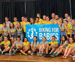 Grupo de ciclistas de Biking for Babies que han recorrido Estados Unidos 