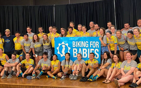 Grupo de ciclistas de Biking for Babies que han recorrido Estados Unidos 