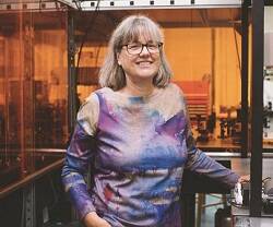 Donna Strickland, especialista de física óptica y láseres y Premio Nobel de Física