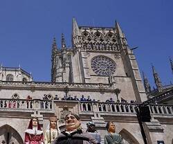 La catedral de Burgos con gigantes y cabezudos