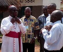 El obispo Kasanda, de Mbujimayi, pide un castigo ejemplar para los que asaltan y profanan iglesias