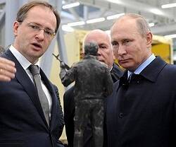 Putin con Medinsky, su nuevo encargado de establecer la verdad histórica oficial del régimen, ayudado de agentes de servicios secretos