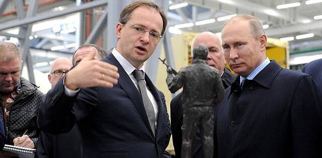 Putin con Medinsky, su nuevo encargado de establecer la verdad histórica oficial del régimen, ayudado de agentes de servicios secretos