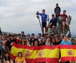 Adolescentes de la diócesis de Alcalá realizaron en julio su peregrinación Complurrutum - aquí posan a la entrada de Santiago