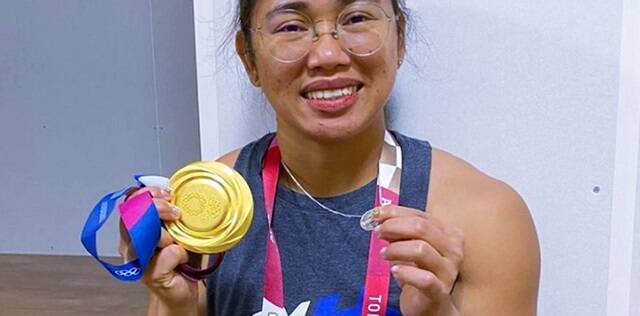 Hidilyn Diaz, récord mundial de halterofilia, muestra sus dos medallas - la de oro y la Milagrosa