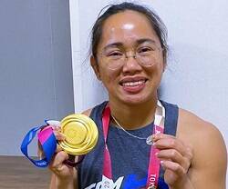 Hidilyn Diaz, récord mundial de halterofilia, muestra sus dos medallas - la de oro y la Milagrosa
