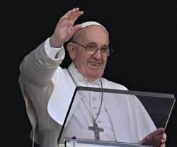 El Papa saluda durante el Ángelus desde la ventana del Palacio Apostólico