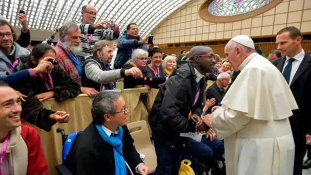Emmanuel Abayisenga y el Papa Francisco. 