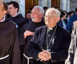 Monseñor Hoser, junto a los franciscanos de Medjugorje.