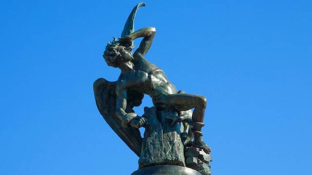 Estatua del Ángel Caído en el Parque del Retiro de Madrid.