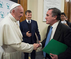Ignacio Sánchez Cámara con el Santo Padre en un encuentro cuando fue Rector de la UCAV