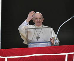 El Papa Francisco saluda a los fieles durante el rezo del Angelus del domingo 29 de agosto.