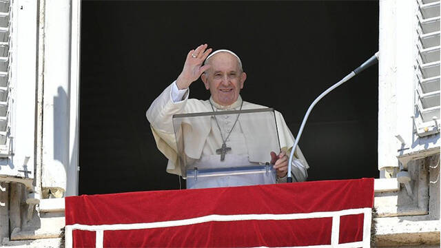 El Papa Francisco saluda a los fieles durante el rezo del Angelus del domingo 29 de agosto.