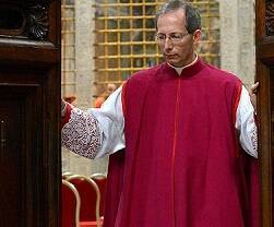 Guido Marini, al cerrar las puertas de la Capilla Sixtina tras el Extra Omnes de 2013, un momento único para un Maestro de Ceremonias Pontificio