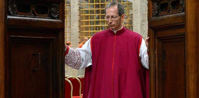 Guido Marini, al cerrar las puertas de la Capilla Sixtina tras el Extra Omnes de 2013, un momento único para un Maestro de Ceremonias Pontificio