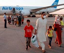 Una familia afgana llega a Torrejón de Ardoz en uno de los aviones fletados para refugiados a finales de agosto
