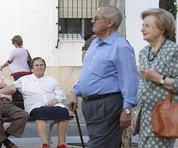 Personas de edad avanzada pasean por Córdoba