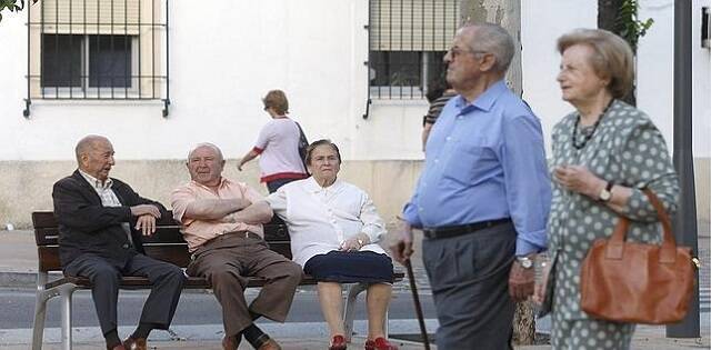 Personas de edad avanzada pasean por Córdoba - foto de Valerio Merino para ABC Andalucía