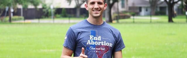 Activista con camiseta provida, el mapa de Texas y el lema Acabar con el Aborto 