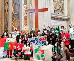 Jóvenes de Panamá y Portugal con la Cruz de la JMJ en Roma - la próxima JMJ es en Lisboa en 2023