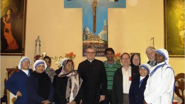 El padre Scalese, junto a las religiosas que servían en Afganistán