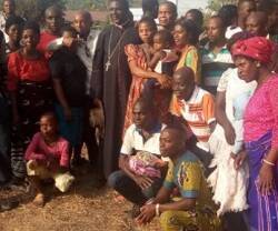 Desplazados por el conflicto de Camerún con el obispo de Mamfé... la Iglesia intenta trabajar por la paz y ayudar a los desplazados