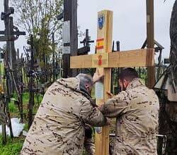 Soldados españoles colocan la cruz ofrecida por España