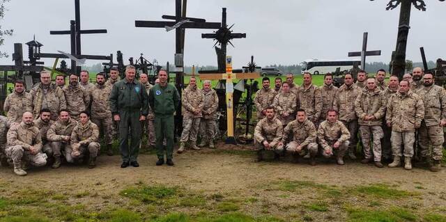 Los militares españoles junto a la cruz ofrecida por la Fuerza Aérea en la Colina de las cruces
