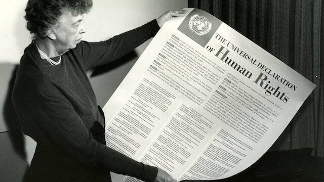 Eleanor Roosevelt muestra la Declaración de Derechos Humanos.